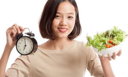 养成良好的睡前习惯有助减肥 想减肥的人群要尝试一下 睡前怎么做有助减肥 提高减肥效果睡前不能做什么 睡前什么行为会影响减肥